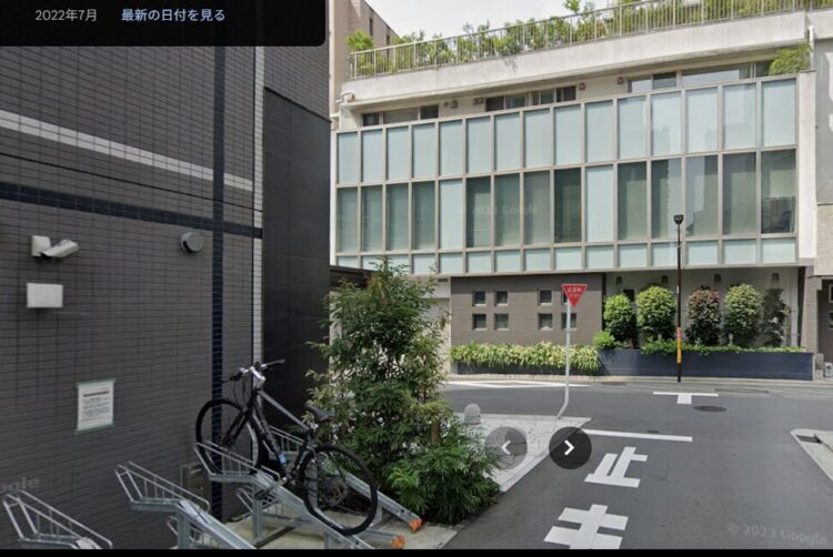 2022年7月のGoogle Street View　赤坂4丁目のプランタンのあったT時路。止まれの交通標識の左がプランタンだった。標識や背後の建物は当時と変化なし。